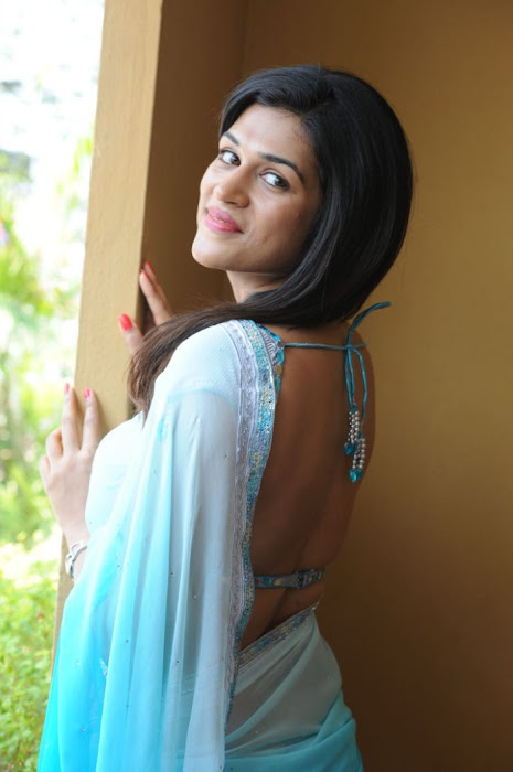 shraddha das bare back actress pics